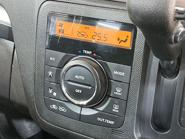 【オートエアコン】一度お好みの温度に設定すれば、車内の温度を検知し風量や温度を自動で調整。暑い…寒い…と何度もスイッチ操作をする必要はありません。快適な車内空間には必須の機能ですね♪