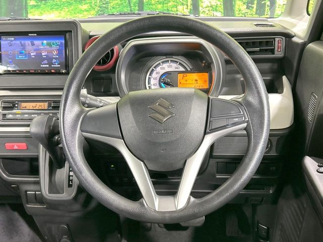 インテリアに合わせたデザインのステアリングは、運転される方のことも考え、運転しやすい形状、大きさです。是非一度、実際に触ってお確かめください。