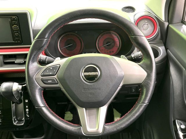 【純正MOMOステアリング】上質な革を使用することで、手にしっかり馴染みとても運転しやすいハンドルです♪