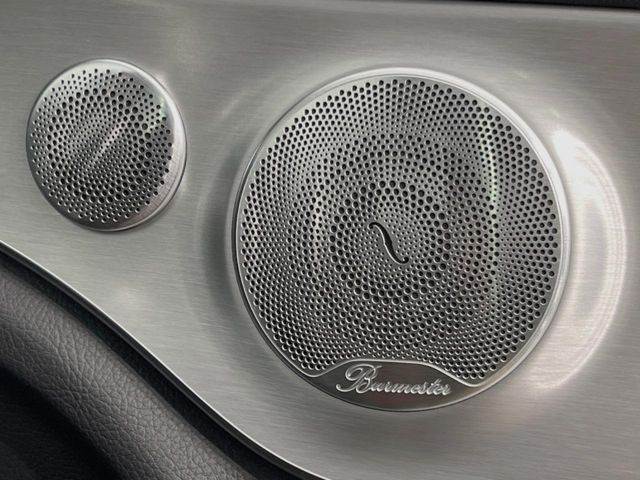 ●Burmesterサラウンドシステム:ハイエンドオーディオ専門メーカーが手掛ける車専用のプレミアムスピーカーを装備。多数のスピーカーから、音の粒立ちまで分かる高品質な音楽をお楽しみいただけます。