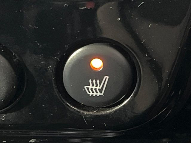 【シートヒーター】寒い日に重宝するシートヒーター!エアコンより早く温まってくれるので寒がりの人も安心ですね♪エアコンの温風は乾燥するから苦手、という方にもをおすすめです。