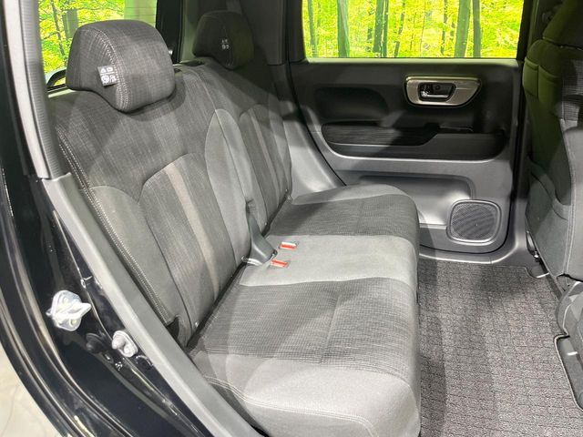 後部座席も気になるようなキズ・汚れやへたり等、大きなダメージはなく、良好な状態です。