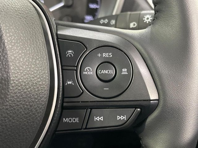 【レーダークルーズコントロール】高速道路での長距離走行が楽に!!自動で速度を保つクルーズコントロールが、衝突軽減システムと連携し、前方の車両を感知して車間を保つように速度調節してくれます!!