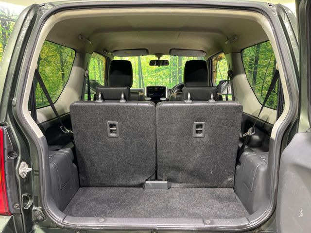 普段のお買い物や通勤、送迎等に十分な荷室スペースを確保しております。セカンドシートを倒すと、大きな荷物の積載も可能です♪