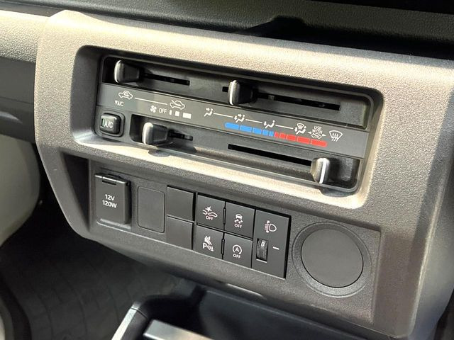 寒い冬も暑い夏も全席に快適な空調を届けてくれる、ダイヤル式エアコンを装備♪