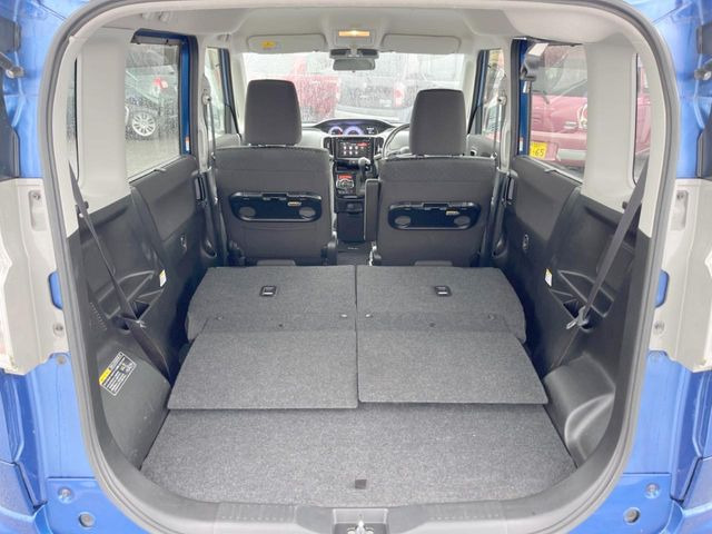 普段のお買い物や通勤、送迎等に十分な荷室スペースを確保しております。サードシートを倒すと、大きな荷物の積載も可能です♪