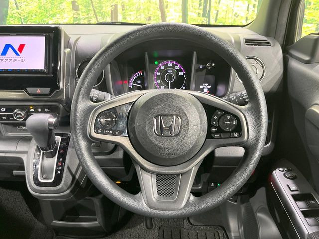 インテリアに合わせたデザインのステアリングは、運転される方のことも考え、運転しやすい形状、大きさです。是非一度、実際に触ってお確かめください。