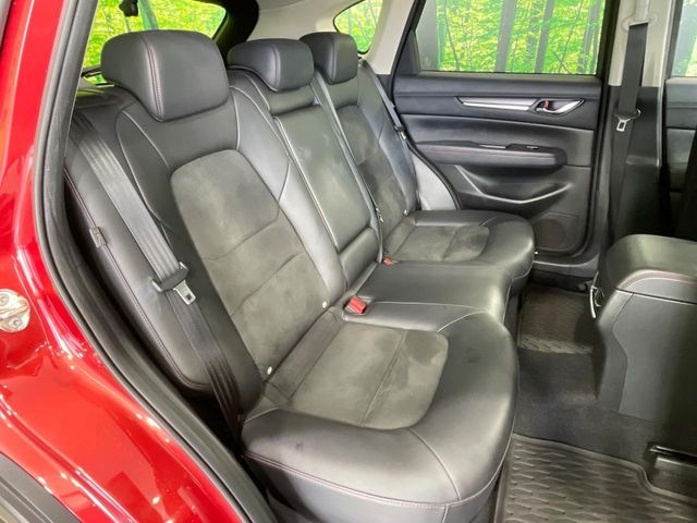 後部座席も気になるようなキズ・汚れやへたり等、大きなダメージはなく、良好な状態です。
