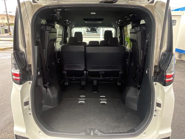 積み下ろしのしやすいデッキにはたっぷりと荷物を積み込んでいただけます。遊びから仕事まで、様々なシーンで頼れます♪