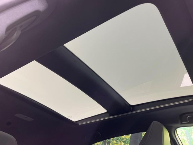 【パノラマルーフ】大型のガラスルーフ搭載で車内の解放感が一気にアップ!開放的なドライブをお楽しみいただけます。