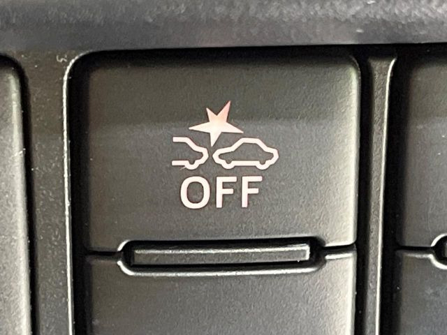 【スマートアシスト】走行中に前方の車両等を認識し、衝突しそうな時は警報とブレーキで衝突回避と被害軽減をアシスト。より安全にドライブをお楽しみいただけます。