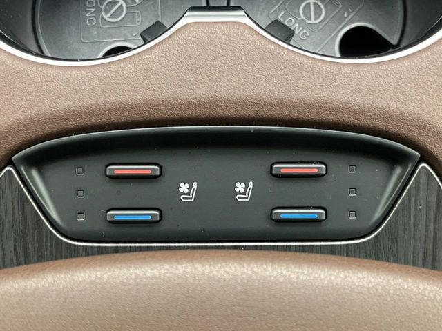 【シートベンチレーション】夏場は涼しい風でお尻や背中の熱やムレを防ぎ、冬はエアコンよりも早く温まってポカポカに!季節を問わず快適に過ごせます。