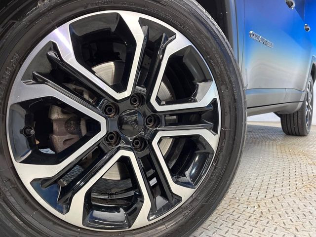 ●純正18インチアルミホイール:輸入車ならではの卓越した走りを支えるホイールと足回りです!日本車の走りに慣れている方にもぜひ体感して頂きたいほど、高いレベルでまとまっています!