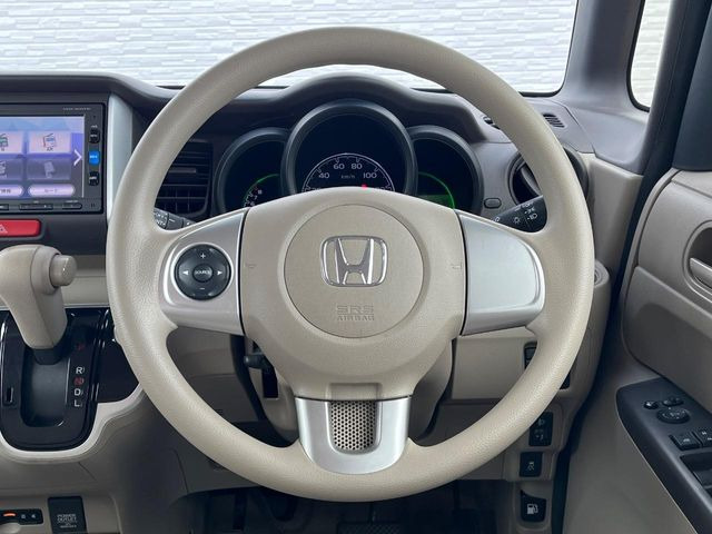 �C���e���A�ɍ��킹���f�U�C���̃X�e�A�����O�́A�^�]�������̂��Ƃ��l���A�^�]���₷���`��A�傫���ł��B�����x�A���ۂɐG���Ă��m���߂��������B