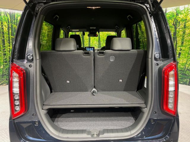 普段のお買い物や通勤、送迎等に十分な荷室スペースを確保しております。セカンドシートを倒すと、大きな荷物の積載も可能です♪