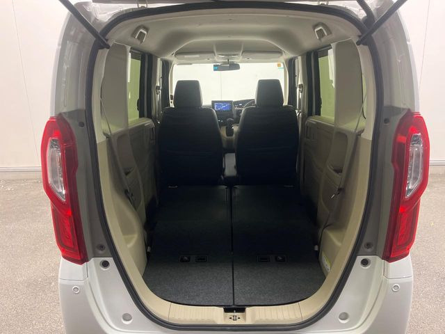 ���i�̂���������ʋ΁A���}���ɏ\���ȉ׎��X�y�[�X���m�ۂ��Ă���܂��B�Z�J���h�V�[�g��|���ƁA�傫�ȉו��̐ύڂ��\�ł���