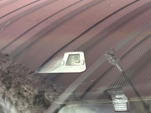 �y�z���_�Z���V���O�z���s���ɑO���̎ԗ�����F�����A�Փ˂������Ȏ��͌x��ƃu���[�L�ŏՓˉ���Ɣ�Q�y�����A�V�X�g�B�����S�Ƀh���C�u�����y���݂��������܂��B