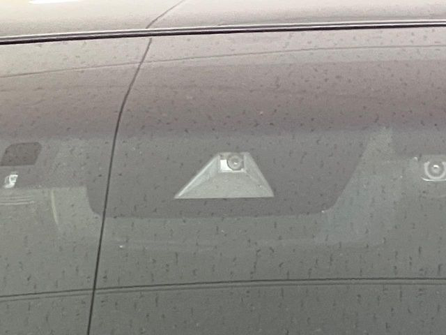 【トヨタセーフティセンス】走行中に前方の車両等を認識し、衝突しそうな時は警報とブレーキで衝突回避と被害軽減をアシスト。より安全にドライブをお楽しみいただけます。