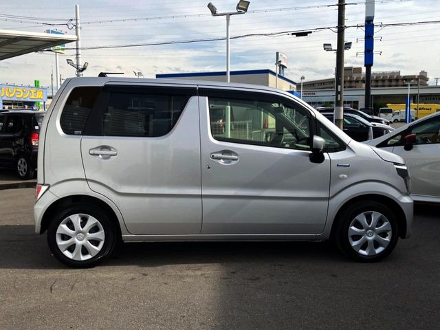 高透明度のガラス皮膜で撥水はもちろん、上質なツヤ・光沢を実現。紫外線や酸性雨から大切な愛車を保護し、色あせ・劣化を防止。「弾スプラッシュコート」、「弾プリミッサコート」からお選びいただけます。