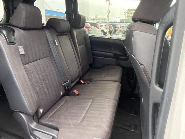 後部座席も気になるようなキズ・汚れやへたり等、大きなダメージはなく、良好な状態です。