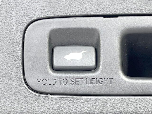 【ハンズフリーパワーバックドア】リアバンパー下部に足先を出し入れするだけでバックドアが自動で開閉♪両手が荷物でふさがっている時でもラクラク開閉操作が行えます!