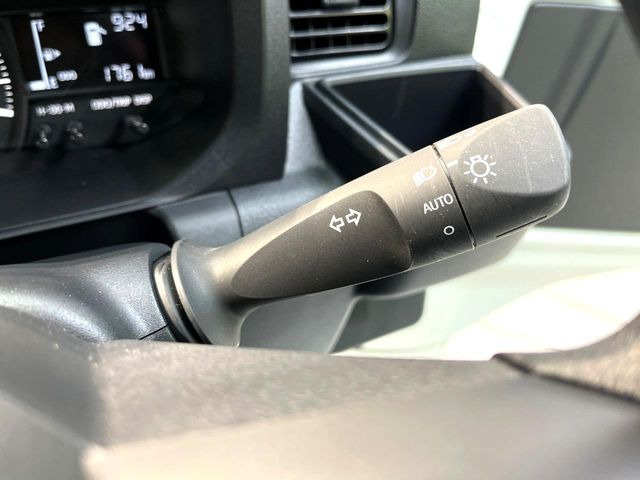 【オートライト】周りの明るさに応じて自動でヘッドライトの点灯・消灯ができる機能です!ライトの付け忘れ・消し忘れなどが無くなり、雨の日や夕方の走行も安心!トンネル通過時も便利ですね♪