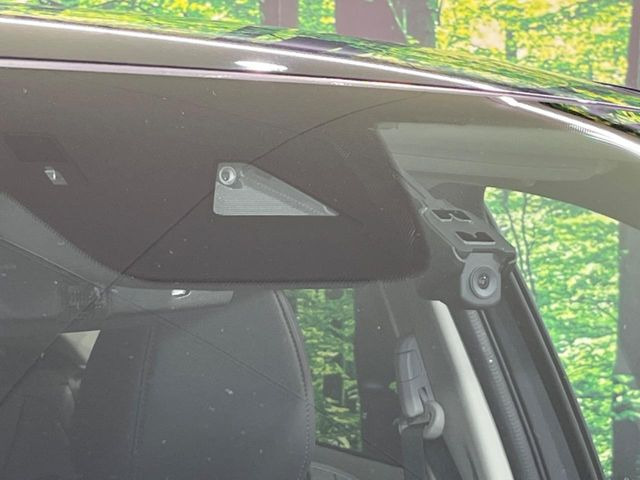 【スマートブレーキサポート】走行中に前方の車両等を認識し、衝突しそうな時は警報とブレーキで衝突回避と被害軽減をアシスト。より安全にドライブをお楽しみいただけます。