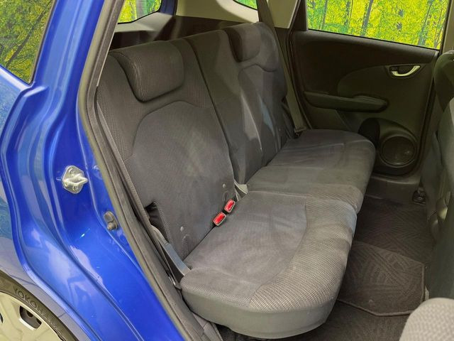 �R���p�N�g�J�[�ł����A�Z�J���h�V�[�g�͏\���ȍL����������K�ɂ���肢�������܂���V�[�g��|���đ傫�ȉו���ς񂾂�ƁA�p�r�̕����L��1��ł��B