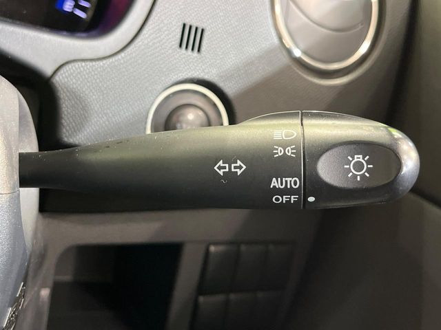 【オートライト】周りの明るさに応じて自動でヘッドライトの点灯・消灯ができる機能です!ライトの付け忘れ・消し忘れなどが無くなり、雨の日や夕方の走行も安心!トンネル通過時も便利ですね♪