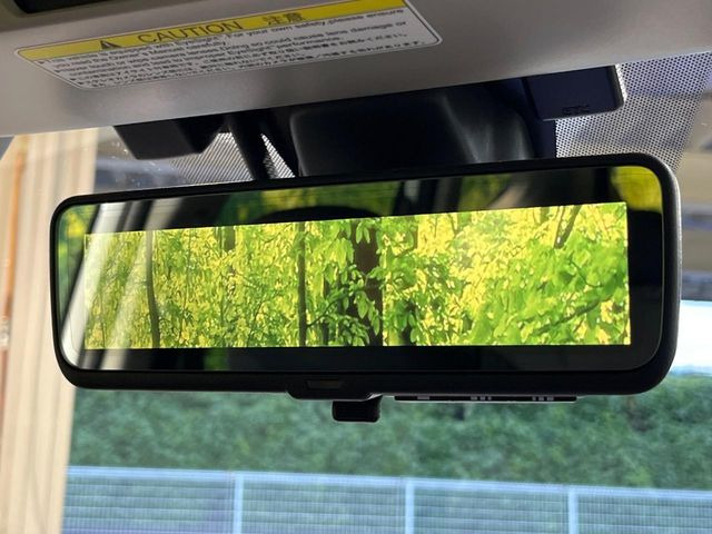 【スマートリヤビューミラー】後席の大きな荷物や同乗者で後方が確認しづらい時でも安心!カメラが撮影した車両後方の映像をルームミラー内に表示。クリアな視界で状況の確認が可能です!