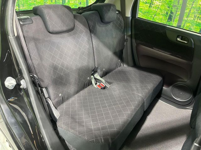 後部座席も気になるようなキズ・汚れやへたり等、大きなダメージはなく、良好な状態です。