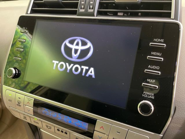 【メーカー純正9型ナビ】インテリアに溶け込むスタイリッシュな「専用設計」メーカーナビを装備♪視認性や操作性など基本性能にも優れ、より上質なカーライフをお楽しみいただけます。