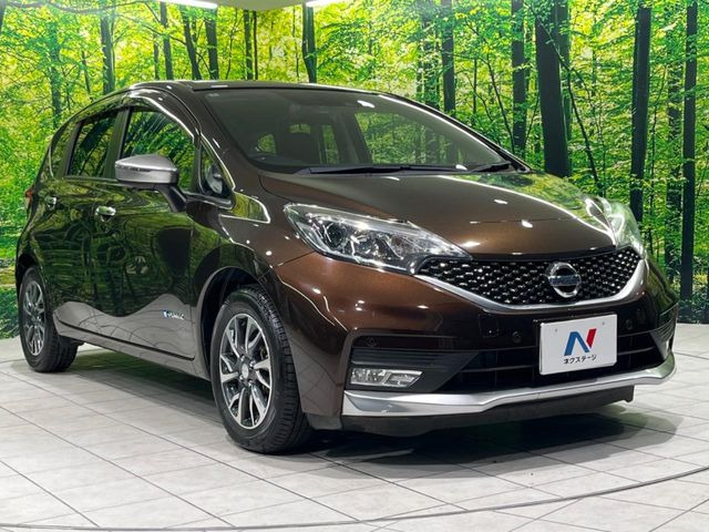 高透明度のガラス皮膜で撥水はもちろん、上質なツヤ・光沢を実現。紫外線や酸性雨から大切な愛車を保護し、色あせ・劣化を防止。「弾スプラッシュコート」、「弾プリミッサコート」からお選びいただけます。