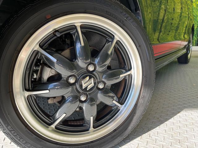 �y����15�C���`�A���~�z�C�[���z�O�ςɃ}�b�`���������A���~�z�C�[���𑕒����Ă���܂��B�e��ЊO�A���~�z�C�[����A�X�^�b�h���X�^�C�����戵�����Ă���܂��B���񂲑��k����������