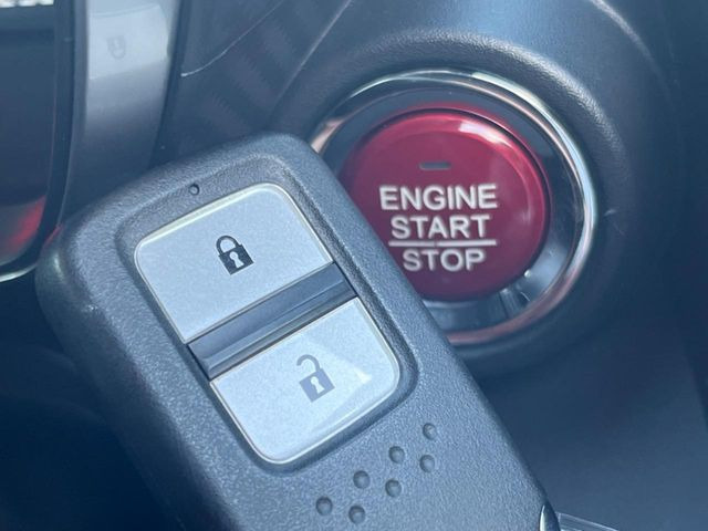 【Hondaスマートキー】カバンやポケットに入れたままでもドアの施錠・解錠が可能なスマートキーを装備。エンジンのオン・オフ時もカギを取り出す必要が無いからとっても便利です♪