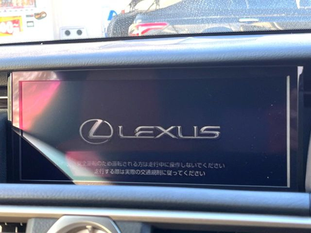 【メーカー純正ナビ】インテリアに溶け込むスタイリッシュな「専用設計」メーカーナビを装備♪視認性や操作性など基本性能にも優れ、より上質なカーライフをお楽しみいただけます。