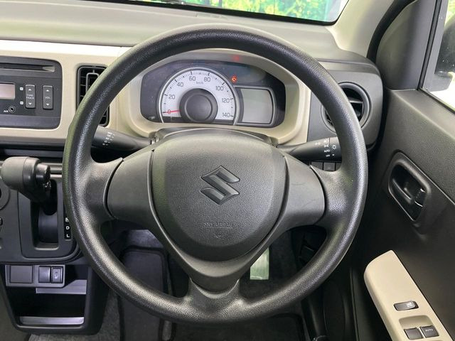 �C���e���A�ɍ��킹���f�U�C���̃X�e�A�����O�́A�^�]�������̂��Ƃ��l���A�^�]���₷���`��A�傫���ł��B�����x�A���ۂɐG���Ă��m���߂��������B