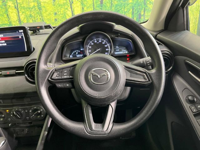 �C���e���A�ɍ��킹���f�U�C���̃X�e�A�����O�́A�^�]�������̂��Ƃ��l���A�^�]���₷���`��A�傫���ł��B�����x�A���ۂɐG���Ă��m���߂��������B