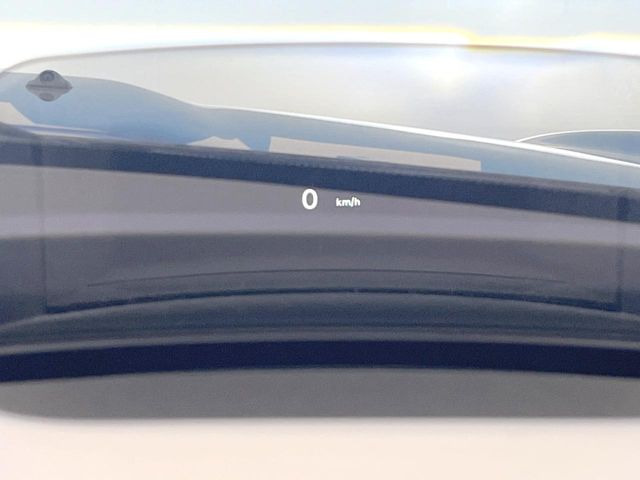 ●ヘッドアップディスプレイ:現在の速度や走行情報をデジタル表示で運転席前方のガラスに投影!運転中、視線をずらさず必要な情報を確認できるのでとっても便利で安心!