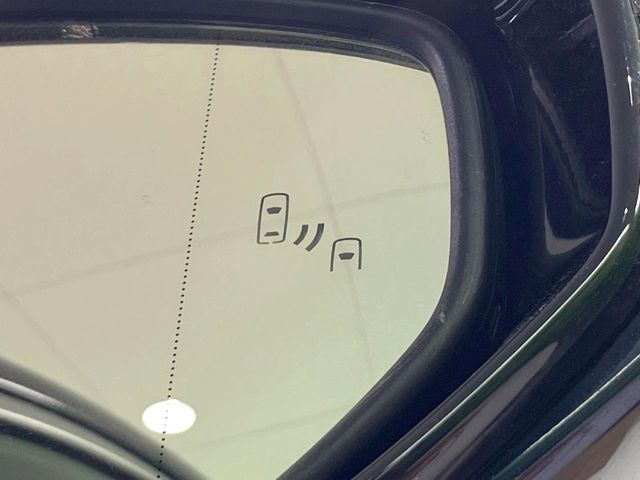 【ブラインドスポットモニター】走行中、ドアミラーの死角になりやすい箇所に後続車が接近するとサイドミラーのレンズに警告を表示!ドライバーに注意喚起をしてくれます。