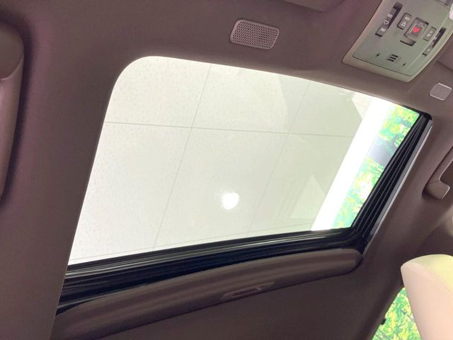 【サンルーフ】開放感たっぷりの希少装備、サンルーフが装着されています!車内に明かりを取り入れたり景色を楽しむ以外にも、車内の空気も簡単に換気できて快適です!
