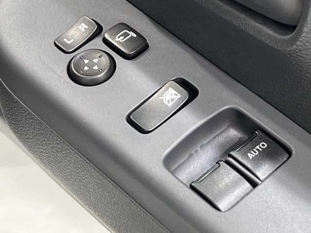 【電動格納ミラー】サイドミラーは電動格納式となっており、狭い駐車場でもキズがつくリスクを抑えられます。