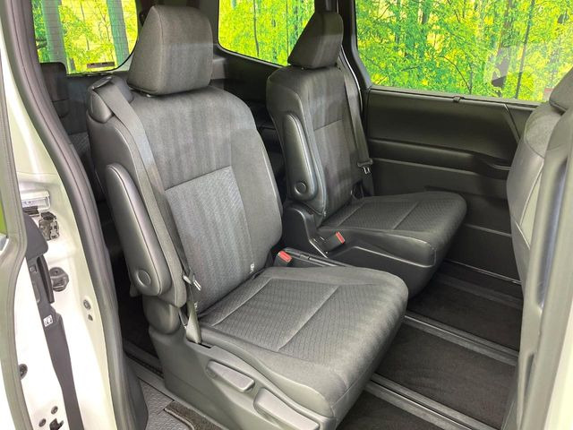 後部座席も気になるようなキズ・汚れやへたり等、大きなダメージはなく、良好な状態です。