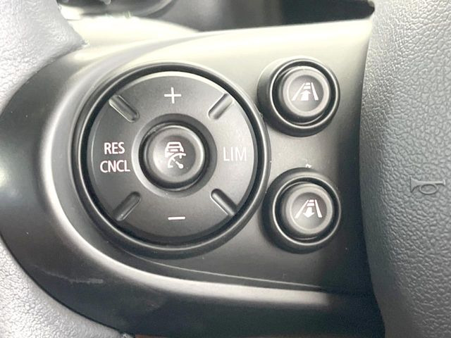 ●レーダークルーズコントロール:前の車との車間距離を一定にとりつつ、一定速度で自動走行してくれる次世代のクルーズコントロール!主に高速道路や自動車専用道路で使用する便利な機能です!