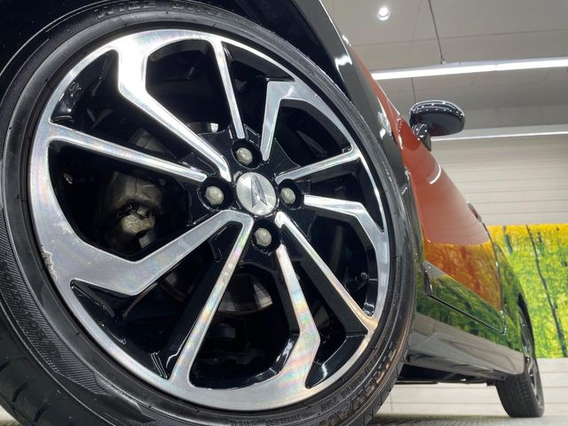 【純正アルミホイール】外観にマッチした純正アルミホイールを装着しております。各種社外アルミホイールや、スタッドレスタイヤも取扱いしております。是非ご相談ください♪