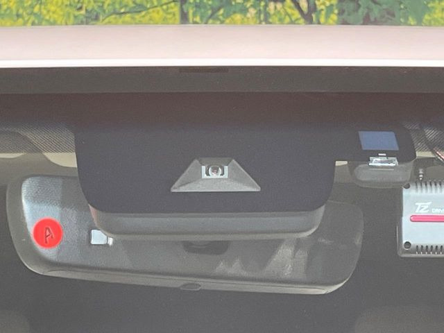 【トヨタセーフティセンス】走行中に前方の車両等を認識し、衝突しそうな時は警報とブレーキで衝突回避と被害軽減をアシスト。より安全にドライブをお楽しみいただけます。