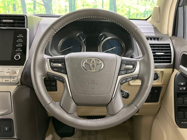 ステアリングも使用感が少なく、きれいな状態となっております♪