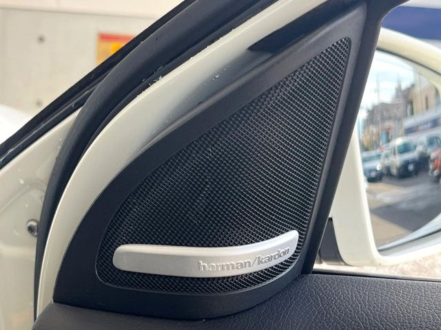 ��harman/kardon�T�E���h�V�X�e��:�I�[�f�B�I��僁�[�J�[����|����v���~�A���X�s�[�J�[�𑕔��B�����̃X�s�[�J�[����A���̗������܂ŕ����鍂�i���ȉ��y�����y���݂��������܂��B