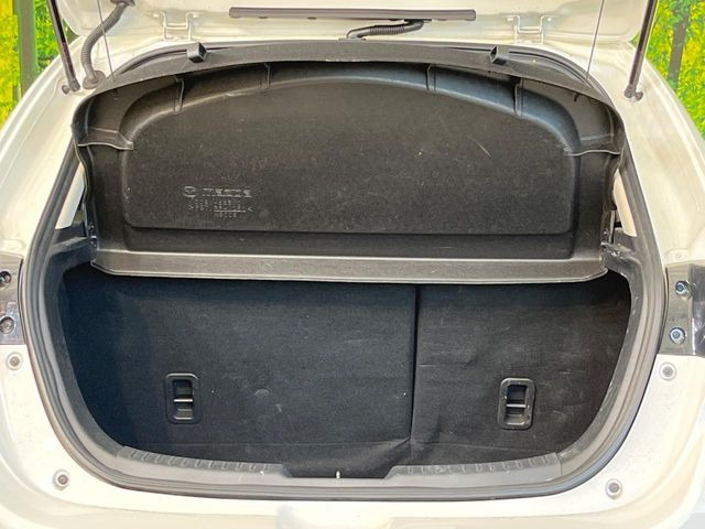 ���i�̂���������ʋ΁A���}���ɏ\���ȉ׎��X�y�[�X���m�ۂ��Ă���܂��B�Z�J���h�V�[�g��|���ƁA�傫�ȉו��̐ύڂ��\�ł���