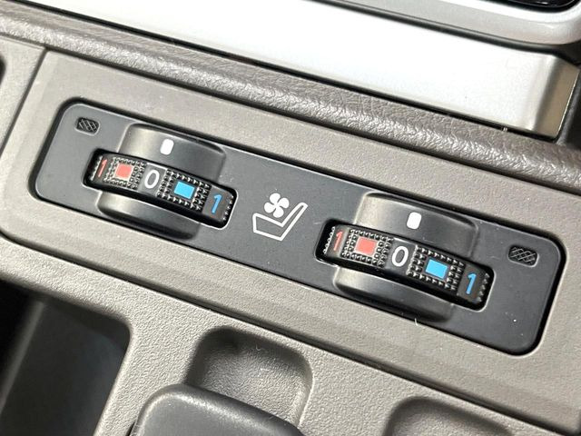 【シートベンチレーション】夏場は涼しい風でお尻や背中の熱やムレを防ぎ、冬はエアコンよりも早く温まってポカポカに!季節を問わず快適に過ごせます。